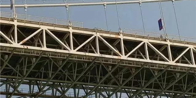 重慶大巴墜江怪防護(hù)欄桿？設(shè)計(jì)、施工企業(yè)表示“這個(gè)鍋不背”！